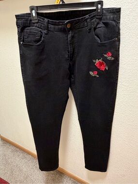 Black Skinny Men's Jeans with Red Rose Embroidery